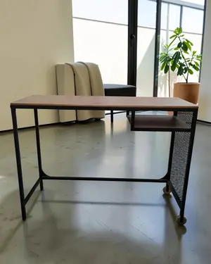 Pequeño escritorio industrial con ruedas - miniatura 1