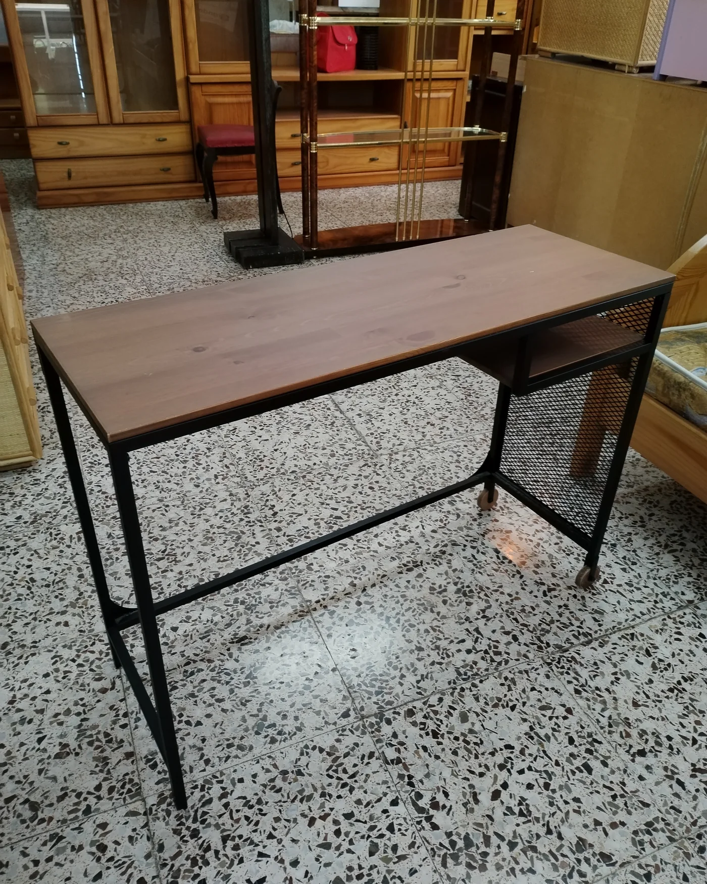 Pequeño escritorio industrial con ruedas - imagen 2