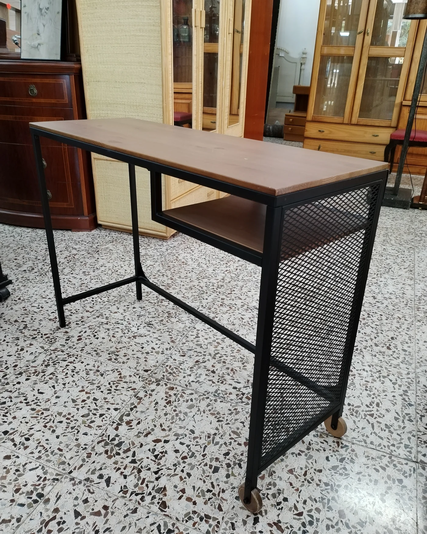 Pequeño escritorio industrial con ruedas - imagen 3