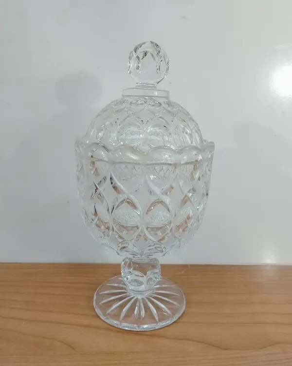 Bombonera de cristal tallado con tapa y pie