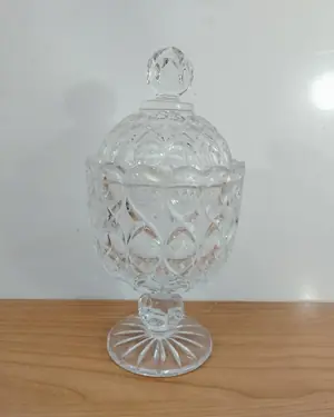 Bombonera de cristal tallado con tapa y pie - miniatura 1
