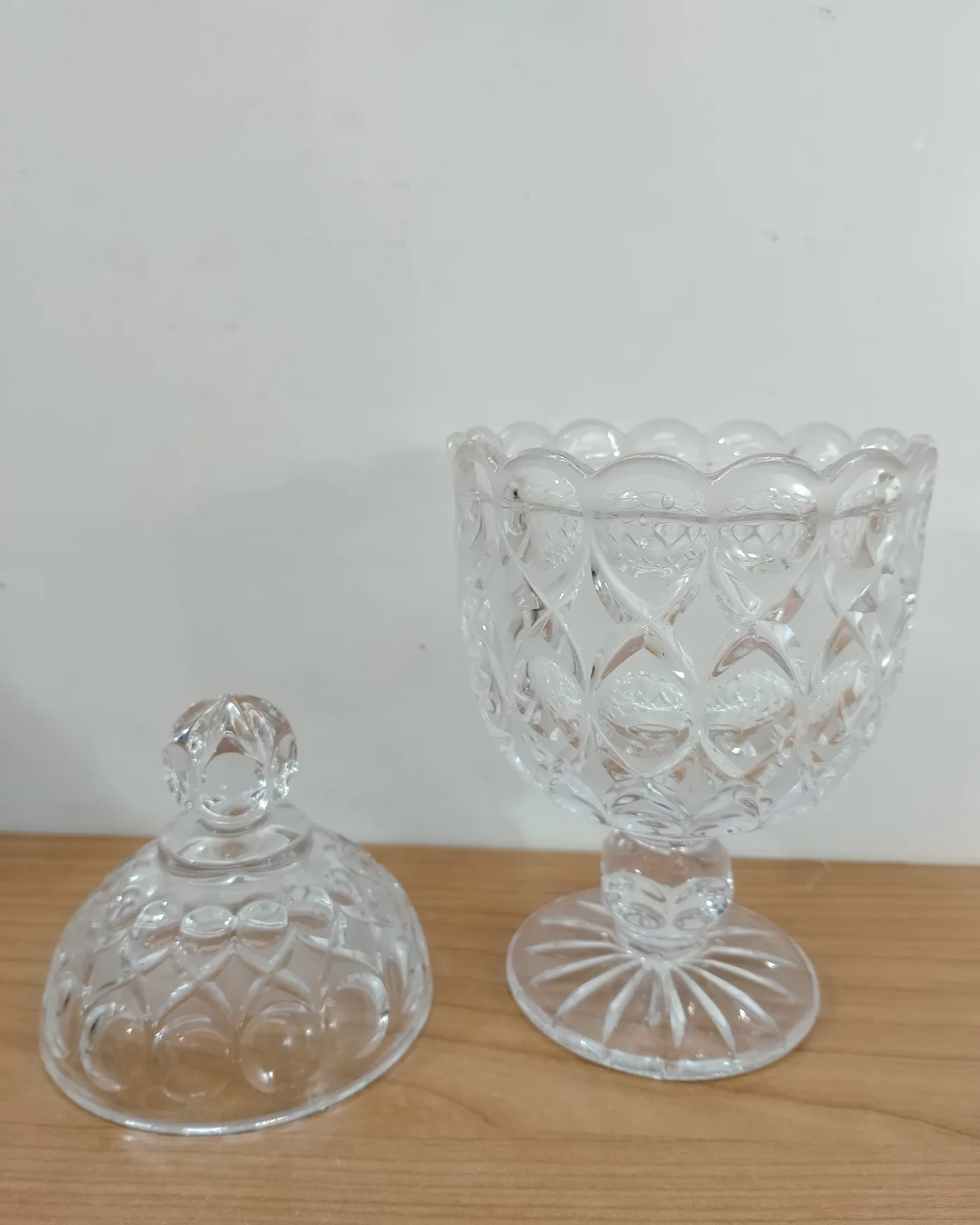 Bombonera de cristal tallado con tapa y pie - imagen 2