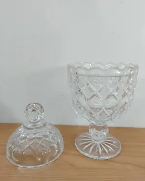Bombonera de cristal tallado con tapa y pie - miniatura 2