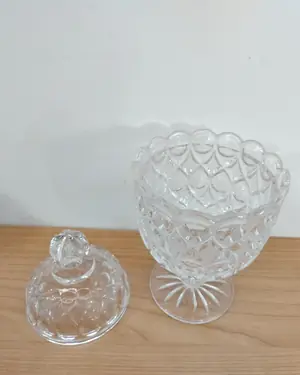 Bombonera de cristal tallado con tapa y pie - miniatura 3