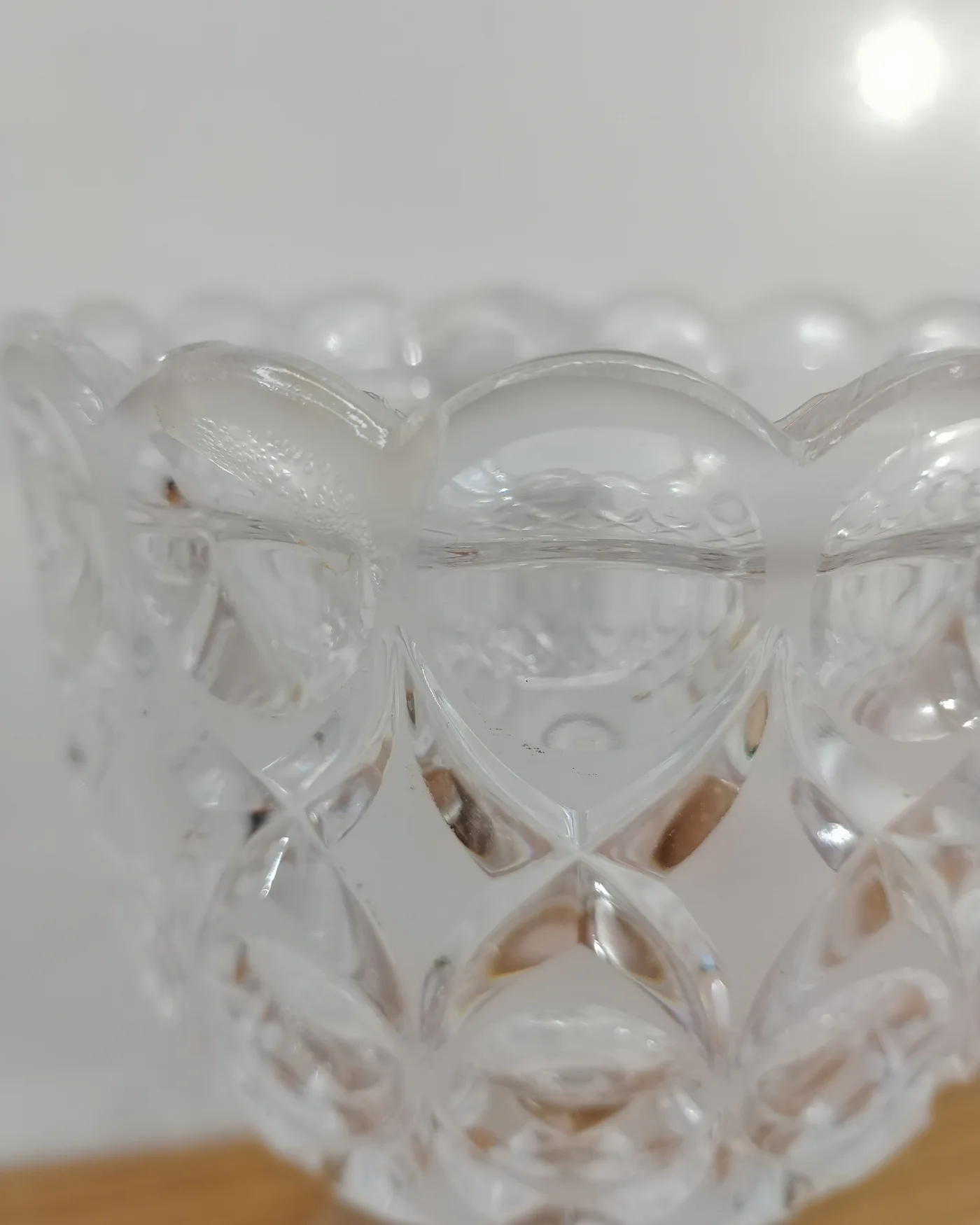Bombonera de cristal tallado con tapa y pie - imagen 4