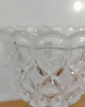 Bombonera de cristal tallado con tapa y pie - miniatura 4