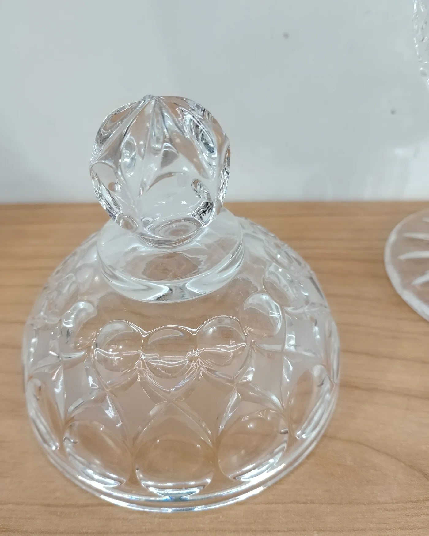Bombonera de cristal tallado con tapa y pie - imagen 5