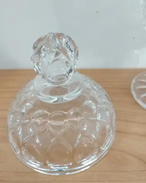 Bombonera de cristal tallado con tapa y pie - miniatura 5