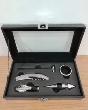 Set de accesorios de vino en caja - miniatura 1