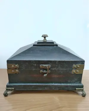 Joyero antiguo de madera con herrajes de latón y forro interior - miniatura 1