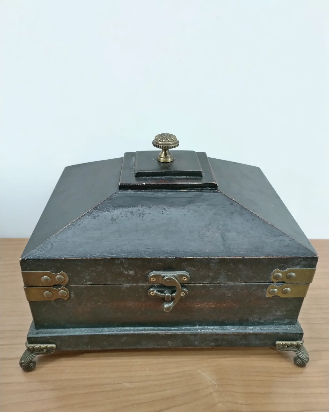 Joyero antiguo de madera con herrajes de latón y forro interior - imagen 2