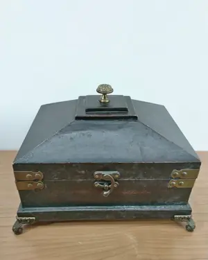 Joyero antiguo de madera con herrajes de latón y forro interior - miniatura 2