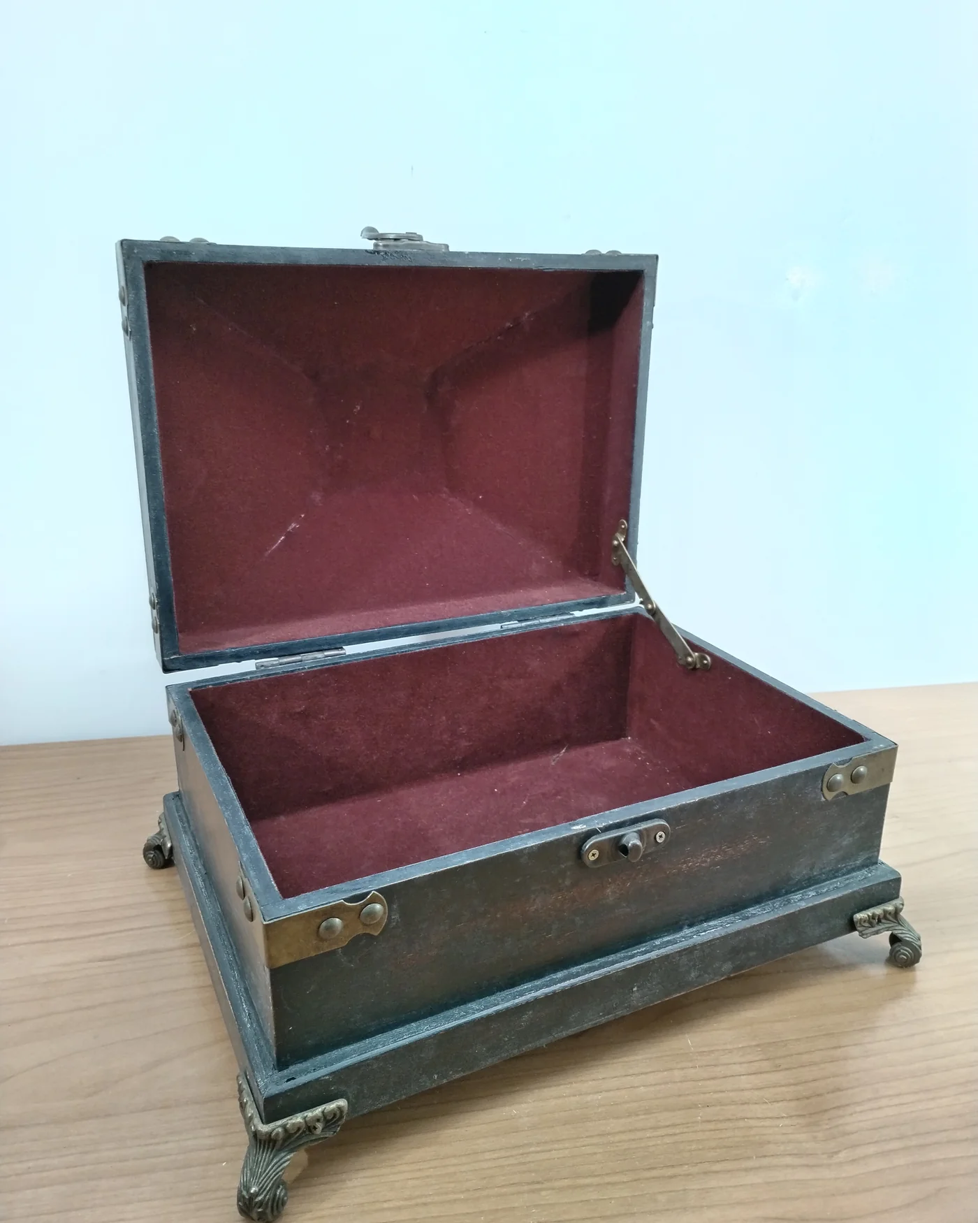 Joyero antiguo de madera con herrajes de latón y forro interior - imagen 3