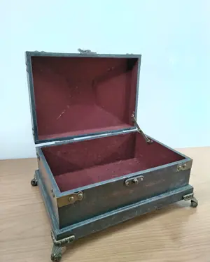 Joyero antiguo de madera con herrajes de latón y forro interior - miniatura 3