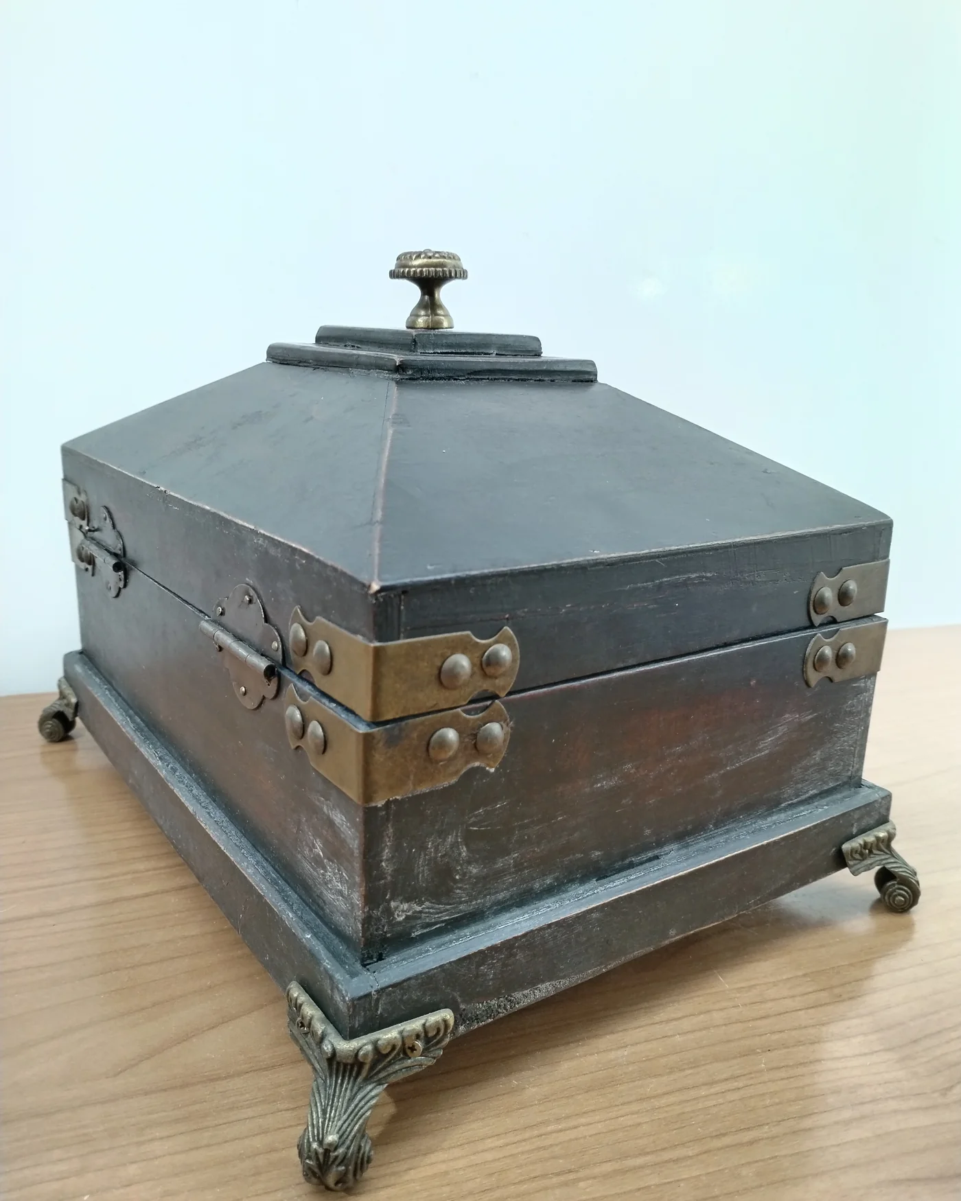 Joyero antiguo de madera con herrajes de latón y forro interior - imagen 4
