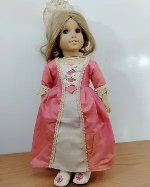 Muñeca Elizabeth Doll con vestido rosa y accesorios - miniatura 1