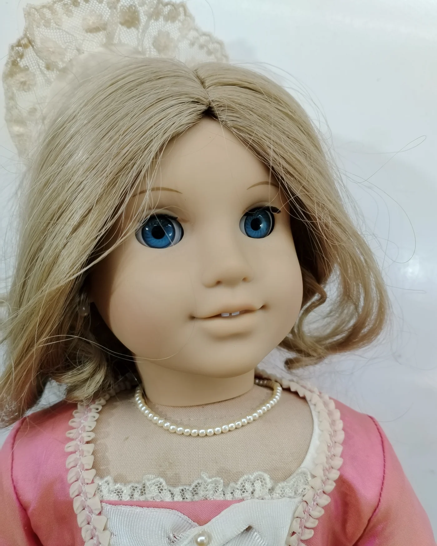 Muñeca Elizabeth Doll con vestido rosa y accesorios - imagen 2