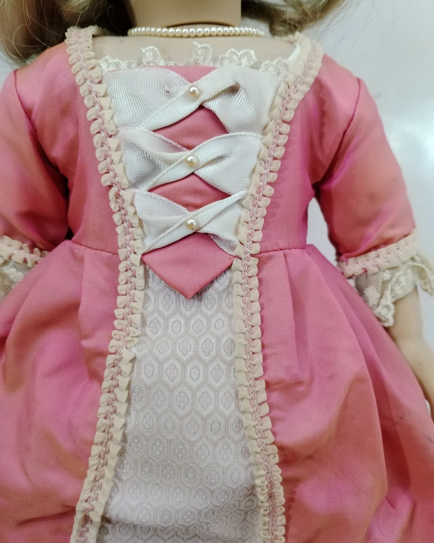 Muñeca Elizabeth Doll con vestido rosa y accesorios - imagen 3