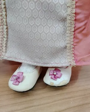 Muñeca Elizabeth Doll con vestido rosa y accesorios - miniatura 4