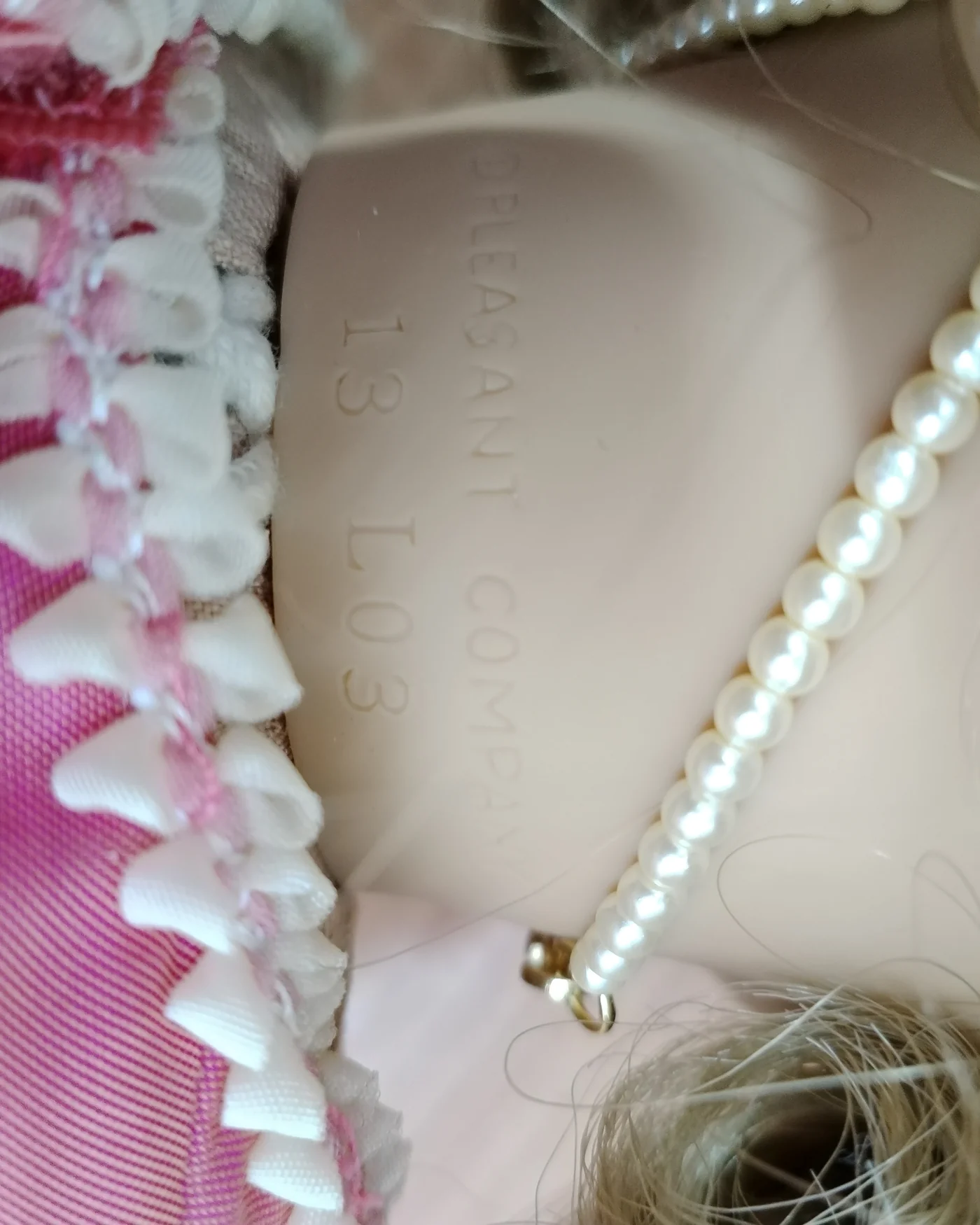 Muñeca Elizabeth Doll con vestido rosa y accesorios - imagen 6