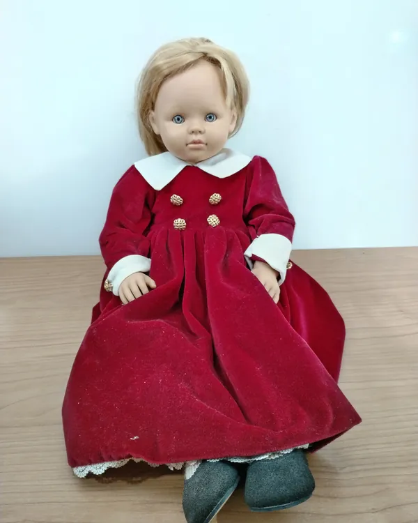 Muñeca Sanchez Ruiz de terciopelo rojo