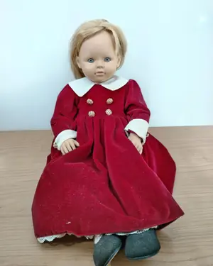 Muñeca Sanchez Ruiz de terciopelo rojo - miniatura 1