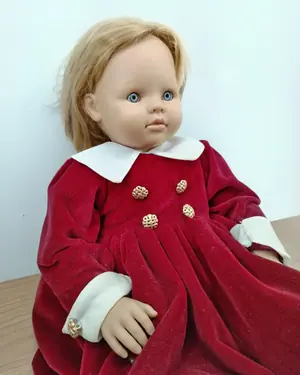 Muñeca Sanchez Ruiz de terciopelo rojo - miniatura 2