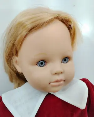 Muñeca Sanchez Ruiz de terciopelo rojo - miniatura 3