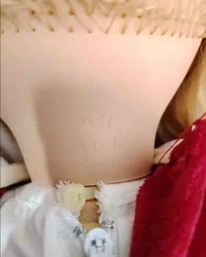 Muñeca Sanchez Ruiz de terciopelo rojo - miniatura 4