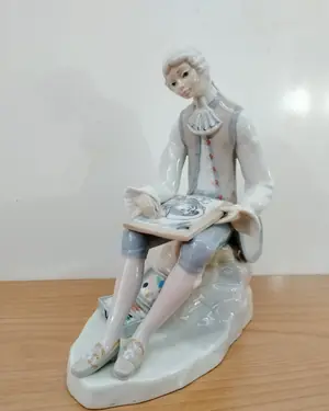 Figura de porcelana con hombre pintando - miniatura 1