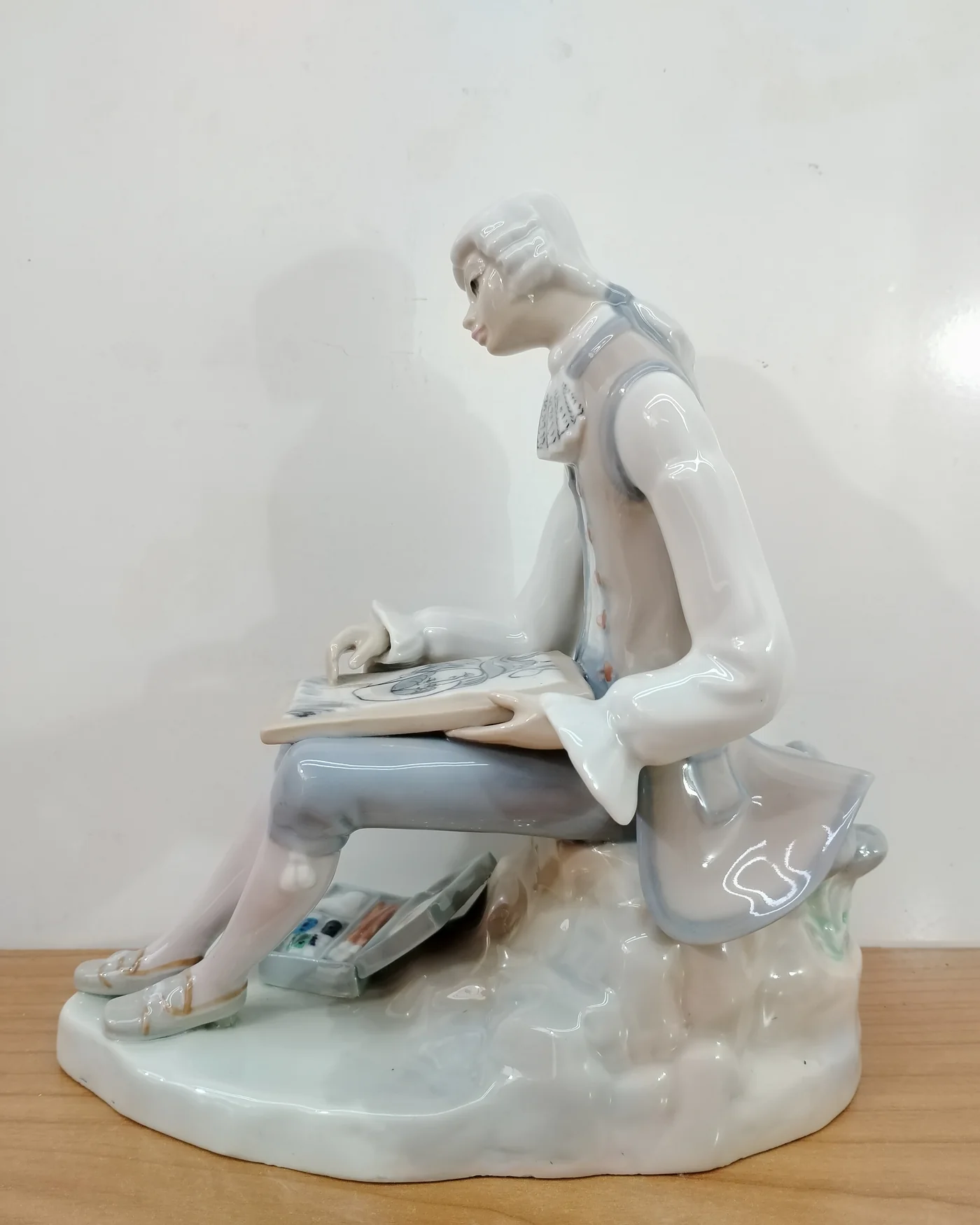 Figura de porcelana con hombre pintando - imagen 2