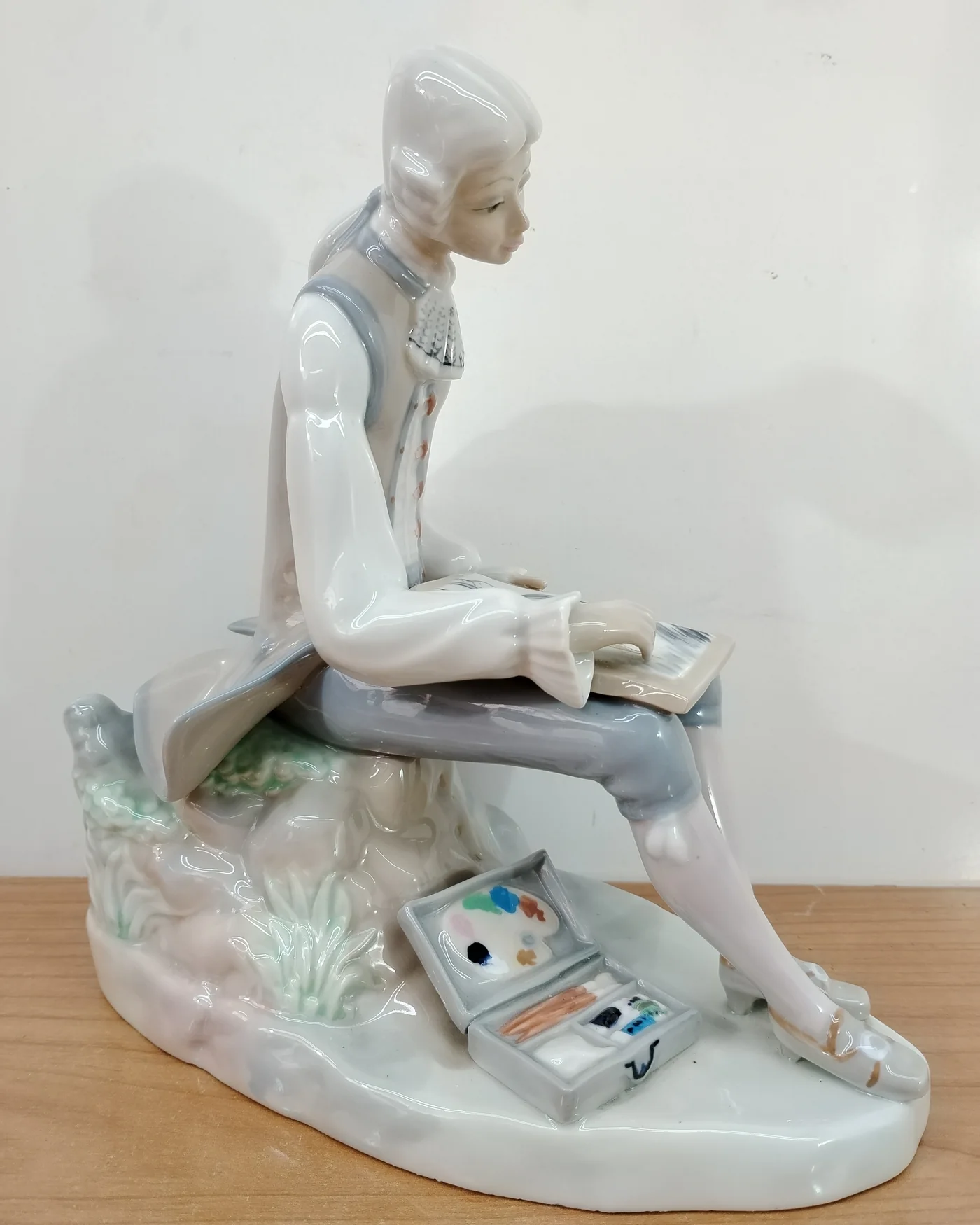 Figura de porcelana con hombre pintando - imagen 3