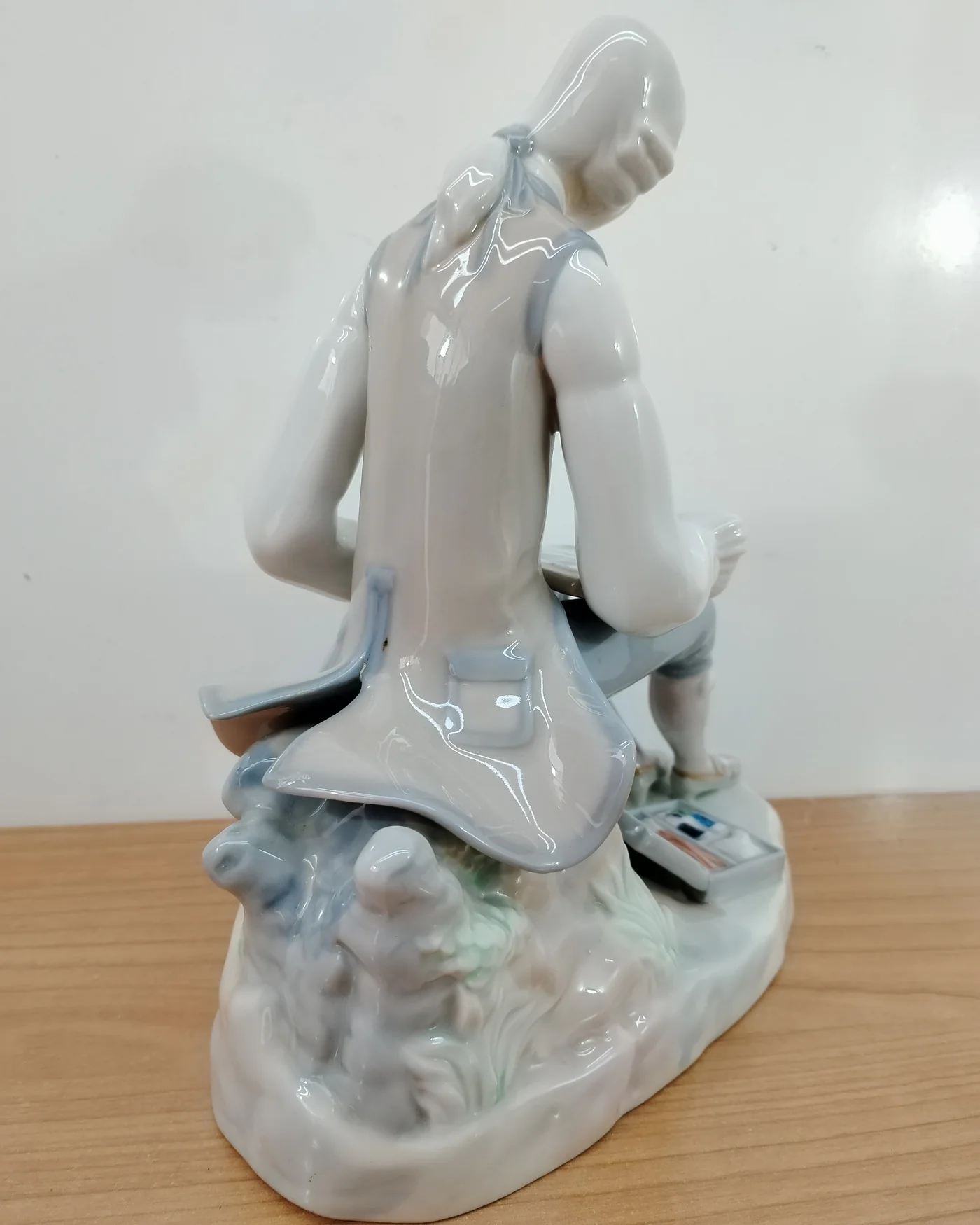 Figura de porcelana con hombre pintando - imagen 4