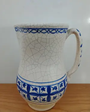 Jarrón de porcelana con decoración azul y efecto craquelado - miniatura 1