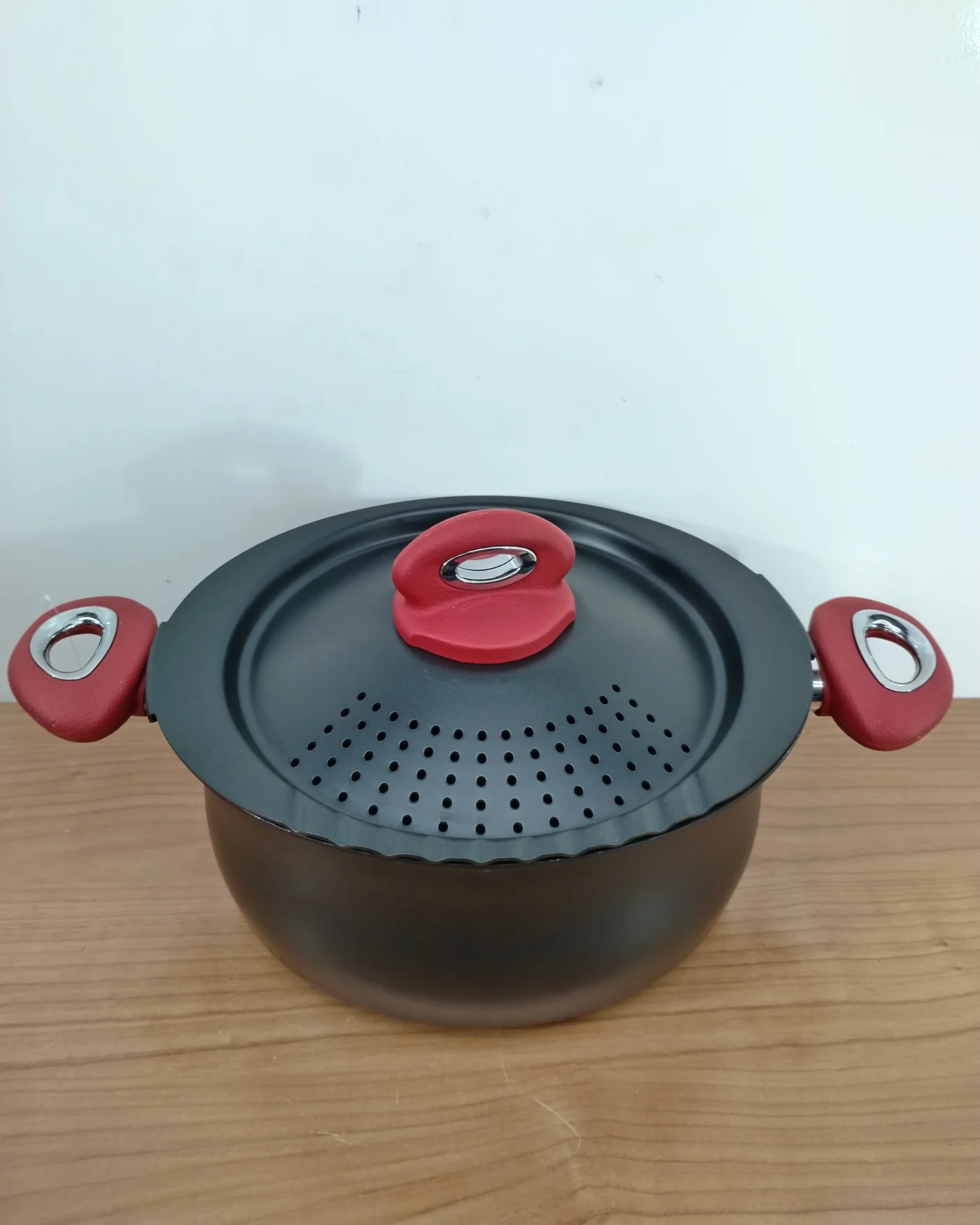 Olla Bidasoa con tapa y asas rojas - imagen 2
