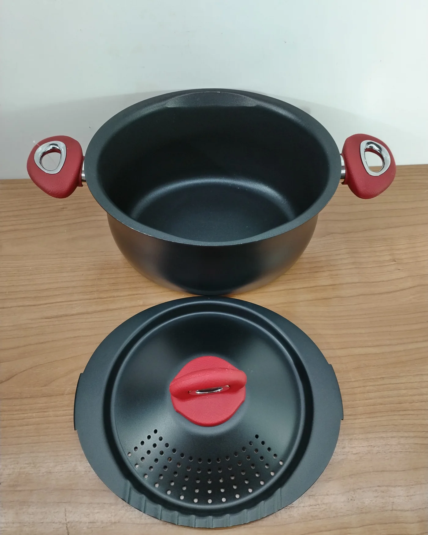 Olla Bidasoa con tapa y asas rojas - imagen 3
