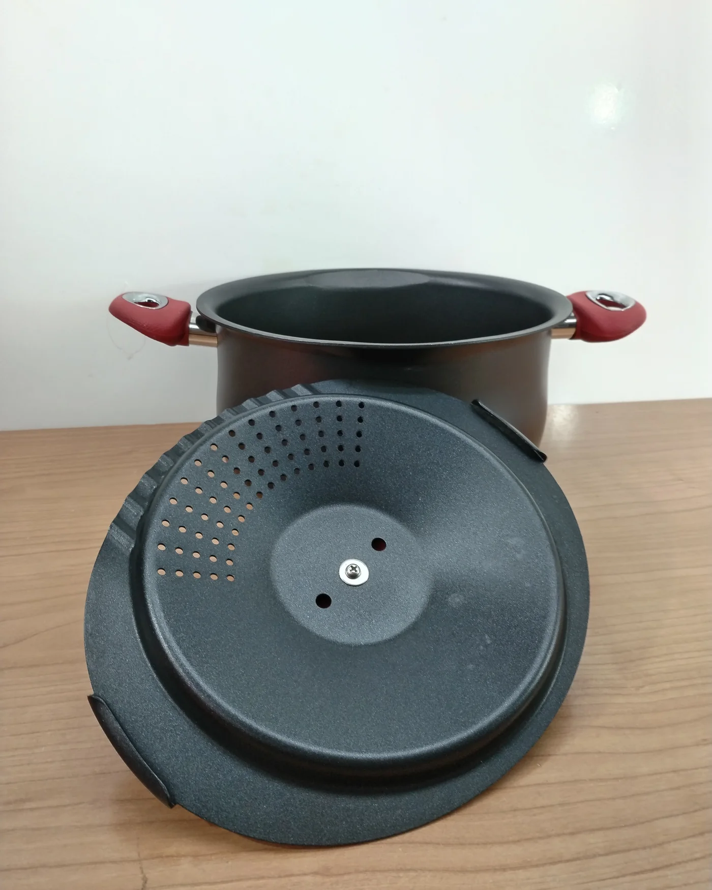 Olla Bidasoa con tapa y asas rojas - imagen 4