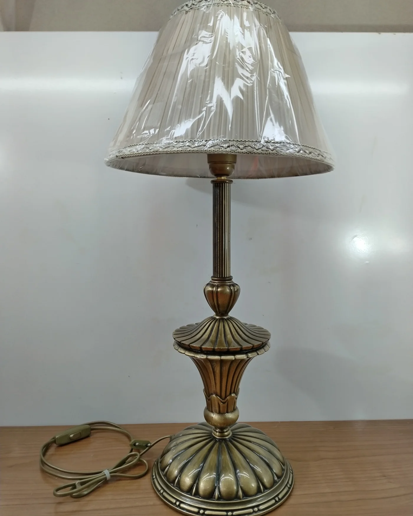 Lámpara de mesa clásica con pantalla beige - imagen 1