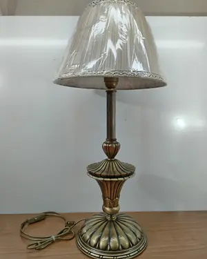 Lámpara de mesa clásica con pantalla beige - miniatura 1