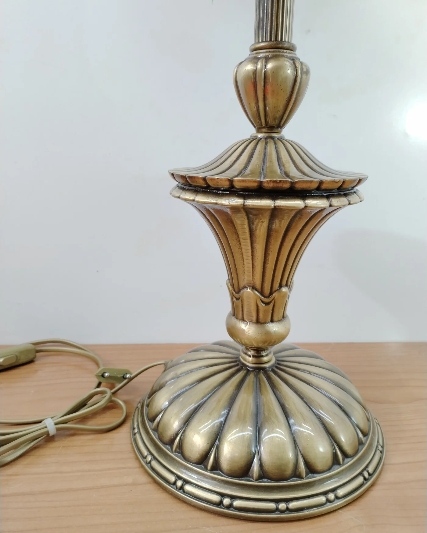 Lámpara de mesa clásica con pantalla beige - imagen 2