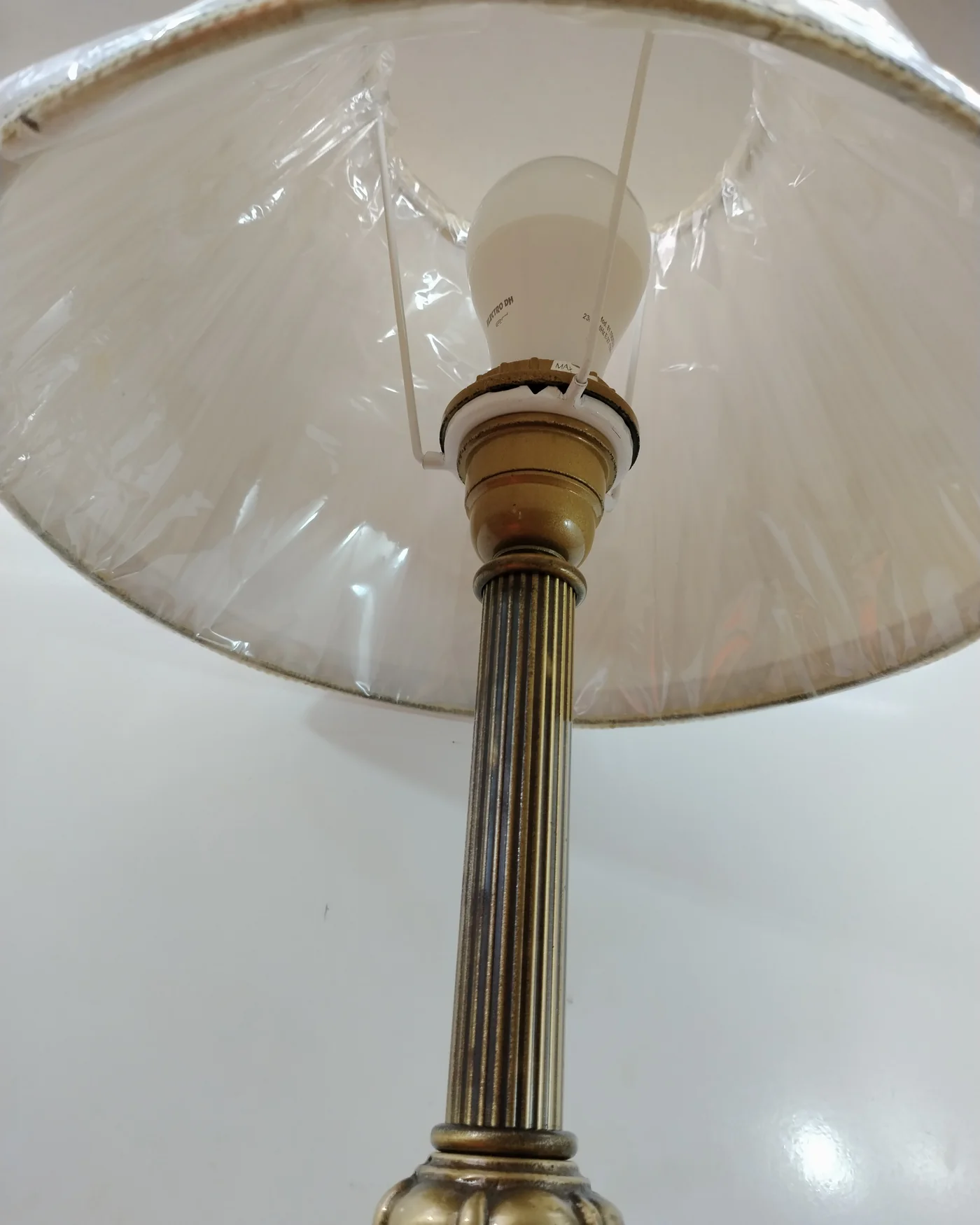 Lámpara de mesa clásica con pantalla beige - imagen 3