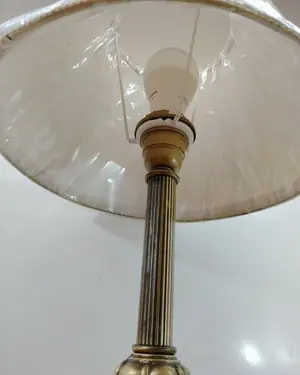 Lámpara de mesa clásica con pantalla beige - miniatura 3