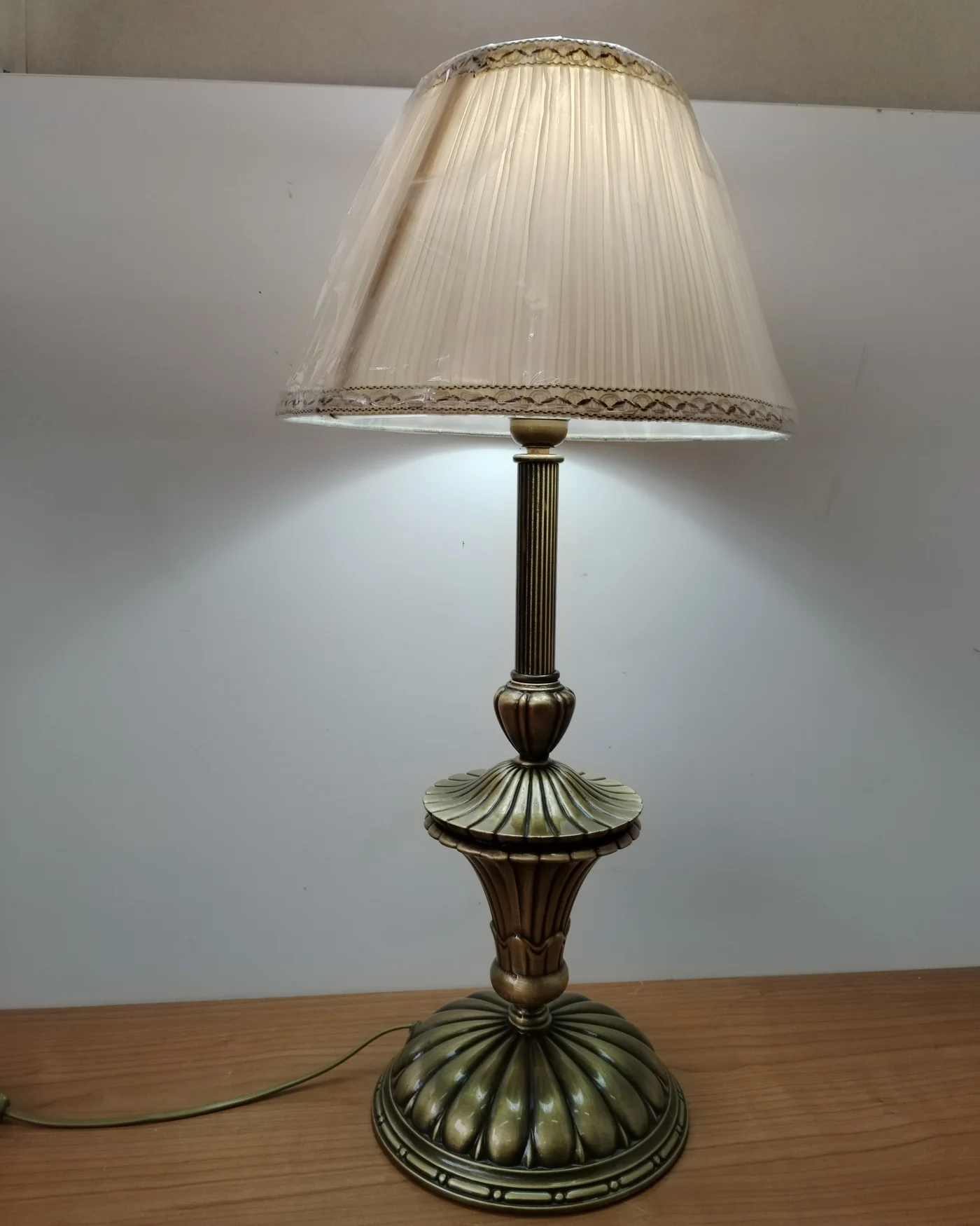Lámpara de mesa clásica con pantalla beige - imagen 4