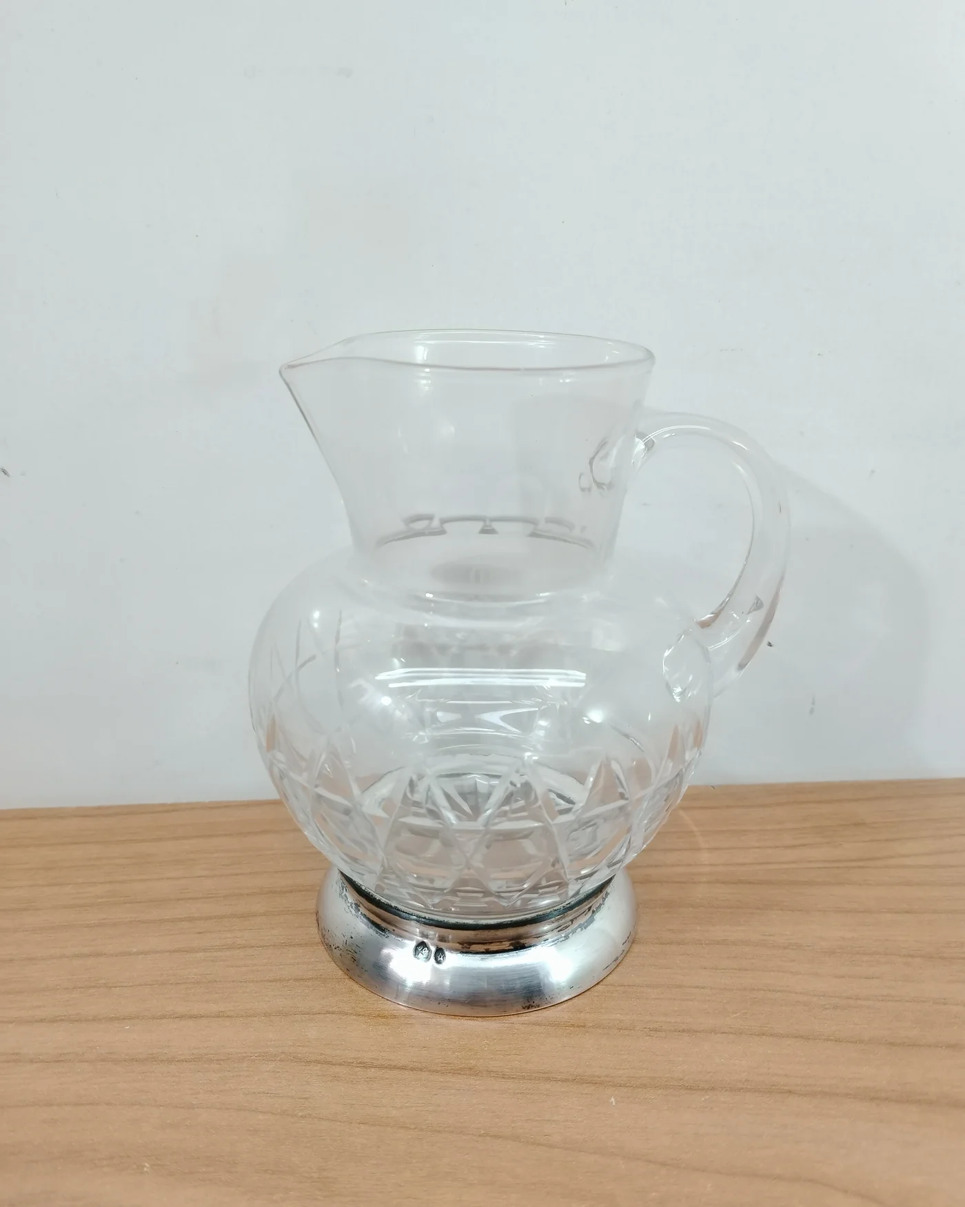Jarrón de cristal tallado con base de metal - imagen 1