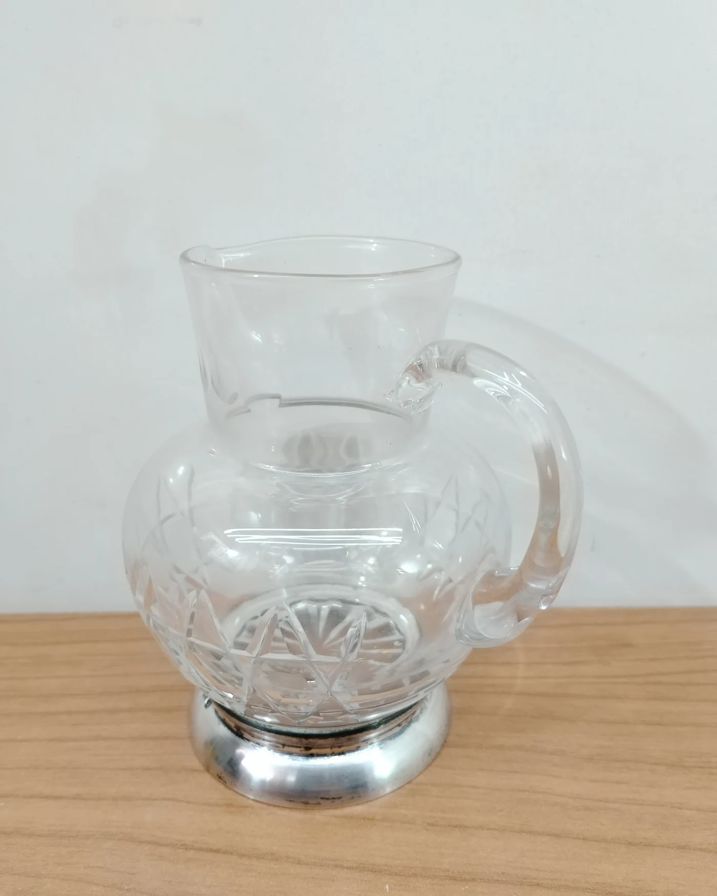 Jarrón de cristal tallado con base de metal - imagen 2