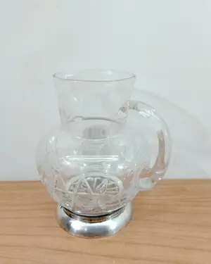 Jarrón de cristal tallado con base de metal - miniatura 2