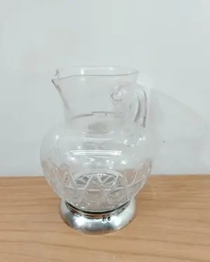 Jarrón de cristal tallado con base de metal - miniatura 3