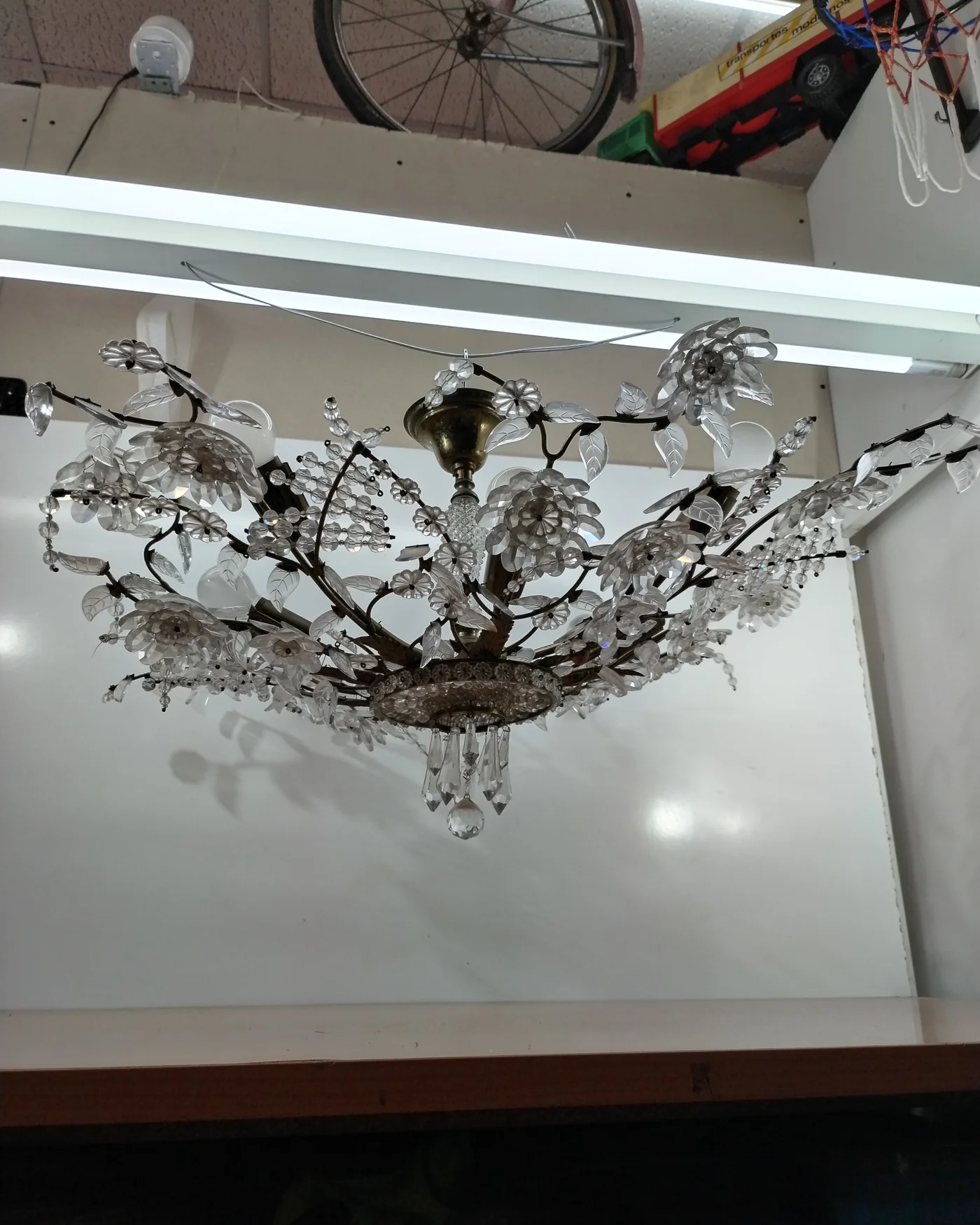 Lámpara de techo vintage con flores de cristal y detalles en latón - imagen 1