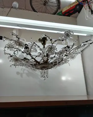 Lámpara de techo vintage con flores de cristal y detalles en latón - miniatura 1