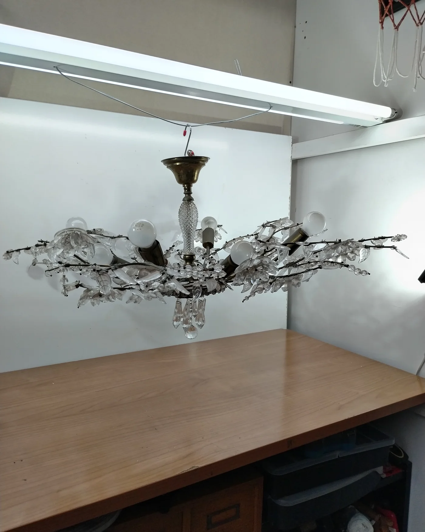 Lámpara de techo vintage con flores de cristal y detalles en latón - imagen 2